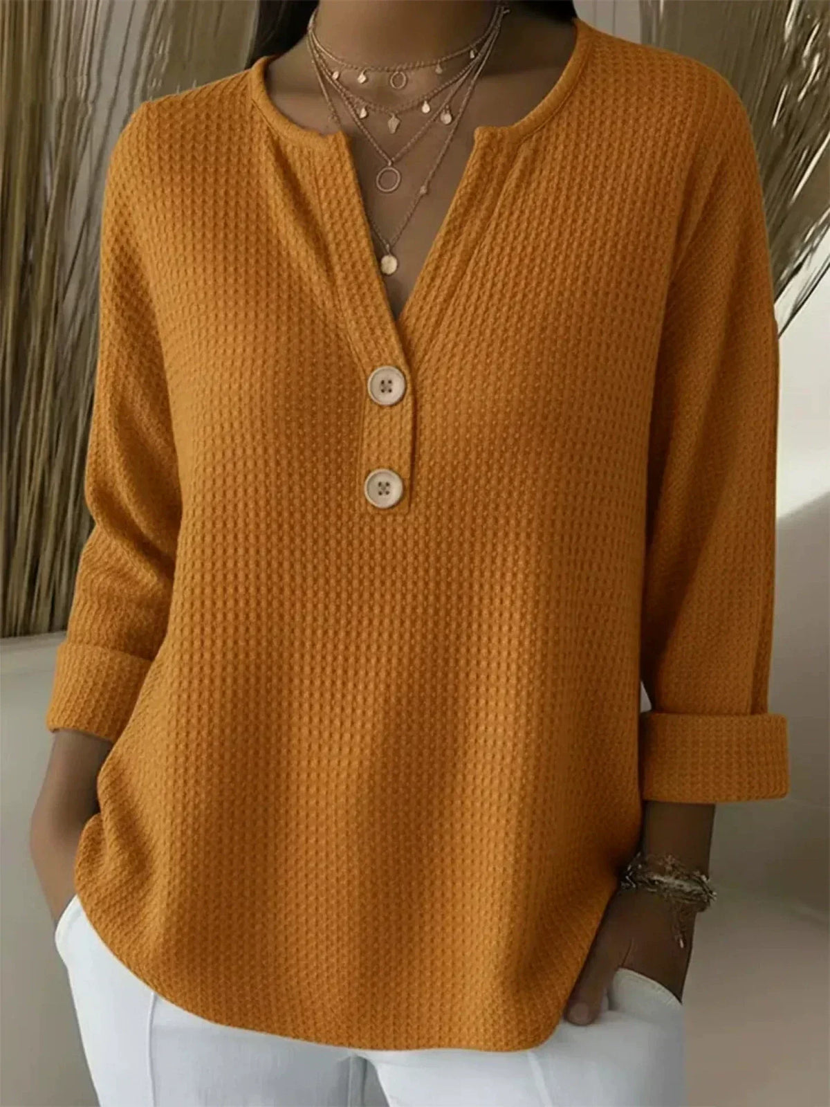 Jazmin | Camiseta henley gofrada con botones